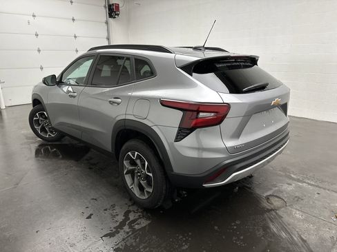 Used 2025 Chevrolet Trax LT w/ LT Convenience Package image 6