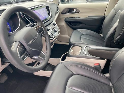 Used 2024 Chrysler Pacifica Touring-L FWD image 18