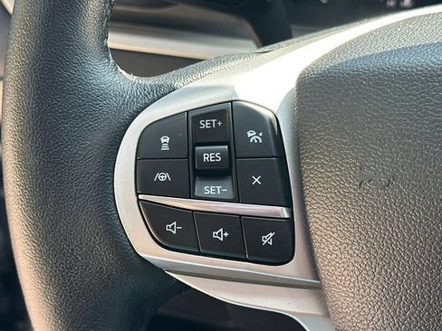 Used 2022 Ford Explorer XLT w/ Equipment Group 202A AWD/4WD image 35