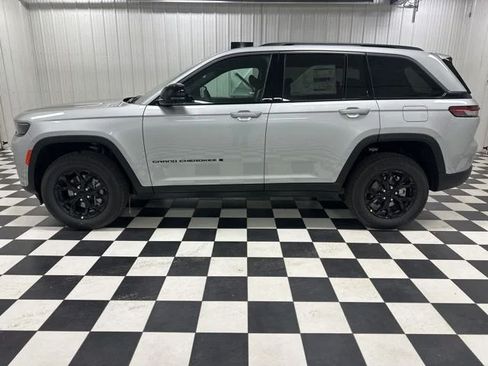 Used 2026 Jeep Grand Cherokee Altitude AWD/4WD image 2