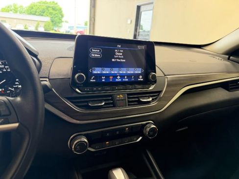 Used 2025 Nissan Altima 2.5 SV FWD image 11
