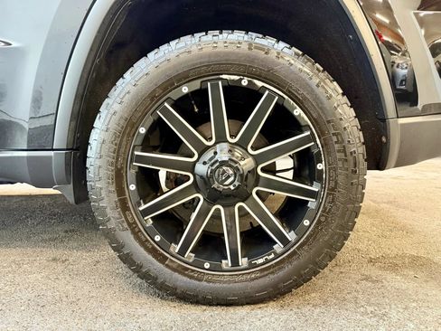 Used 2021 Jeep Grand Cherokee Laredo AWD/4WD image 9