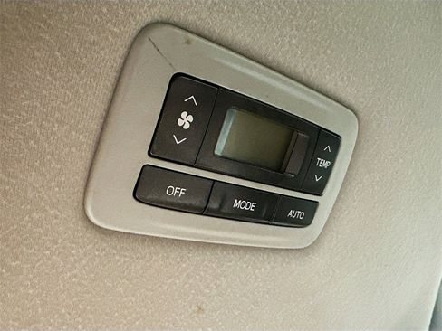 Used 2013 Toyota Sienna XLE image 31