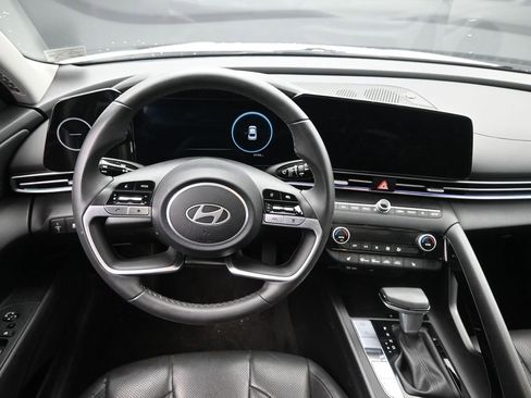 Used 2025 Hyundai Elantra Limited image 23