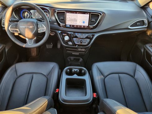 Used 2025 Chrysler Pacifica Select image 26