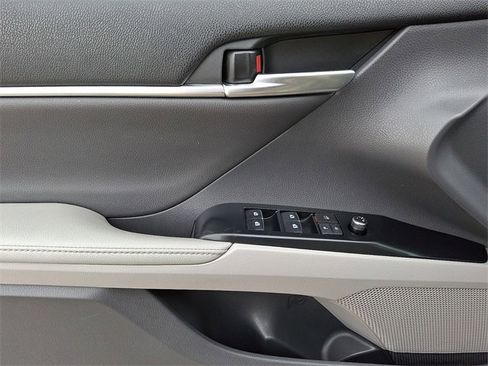 Used 2020 Toyota Camry XLE image 12