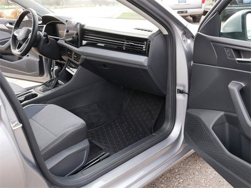 Certified 2025 Volkswagen Jetta SE image 20