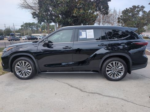 Used 2024 Toyota Highlander Platinum image 7