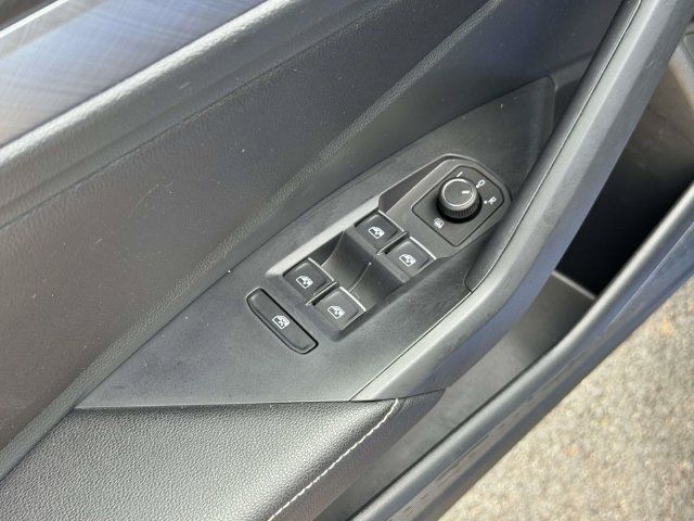 Used 2023 Volkswagen Jetta SE w/ Panoramic Sunroof Package FWD image 21