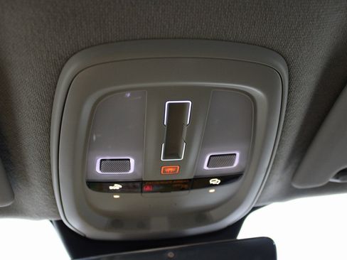 Used 2025 Volvo XC40 B5 Plus image 31