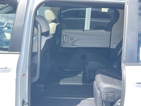 Used 2026 Toyota Sienna Limited FWD image 8
