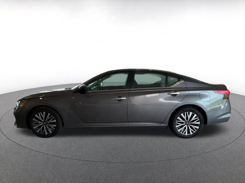 Used 2025 Nissan Altima 2.5 SV FWD image 8