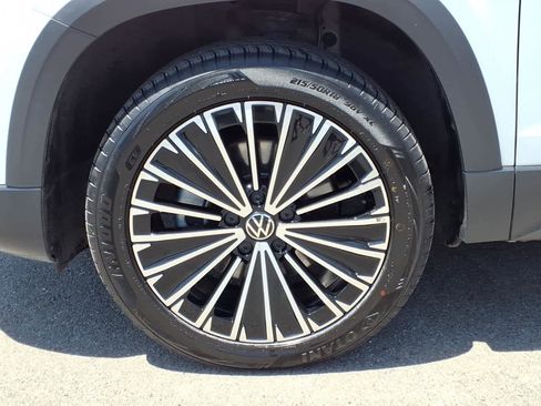 Used 2025 Volkswagen Taos SE FWD image 8