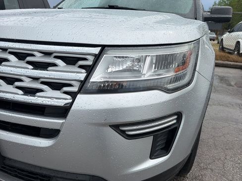Used 2018 Ford Explorer XLT image 2