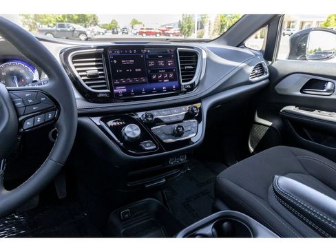 Used 2024 Chrysler Pacifica Touring FWD image 24