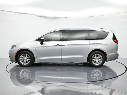 New 2026 Chrysler Pacifica Select image 9