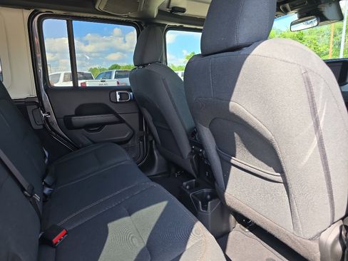 Used 2025 Jeep Wrangler Unlimited Sahara AWD/4WD image 16
