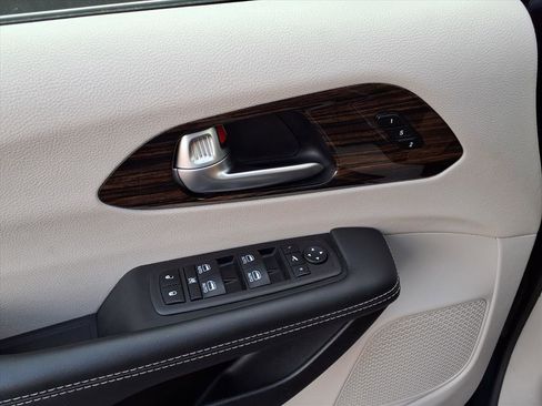 Used 2024 Chrysler Pacifica Limited image 23