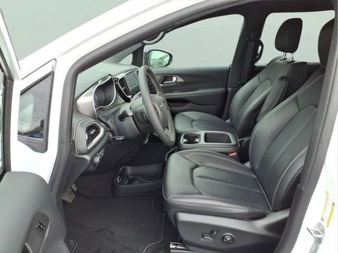 New 2026 Chrysler Pacifica Select image 16