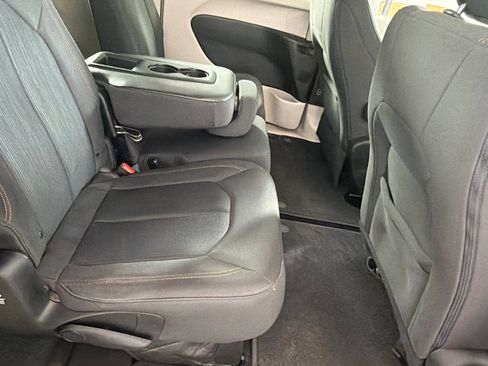 Used 2019 Chrysler Pacifica LX FWD image 21