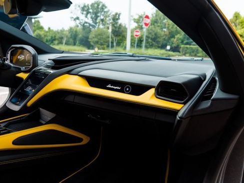Used 2025 Lamborghini Revuelto AWD/4WD image 32