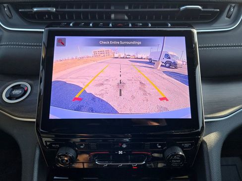 Used 2025 Jeep Grand Cherokee L Limited image 24