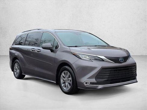 Used 2022 Toyota Sienna XLE w/ XLE Plus Package image 3