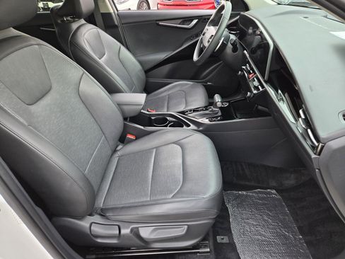 Certified 2023 Kia Niro SX Touring image 16