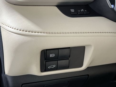 Used 2023 Toyota Highlander XLE image 32