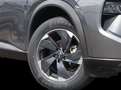 Certified 2025 Nissan Rogue SV AWD/4WD image 3