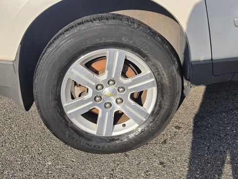 Used 2011 Chevrolet Traverse LT w/ Personal Connectivity Package FWD image 12