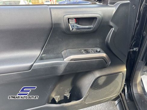 Used 2016 Toyota Tacoma TRD Sport image 16