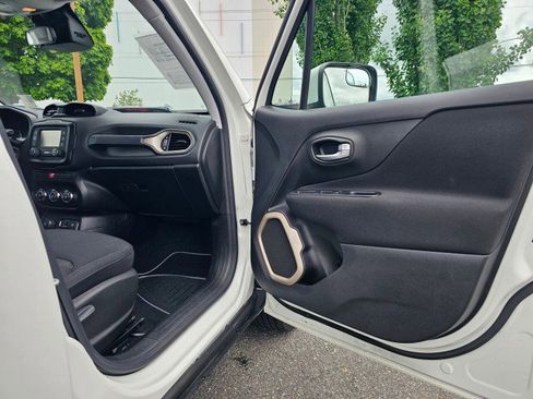 Used 2015 Jeep Renegade Latitude AWD/4WD image 12