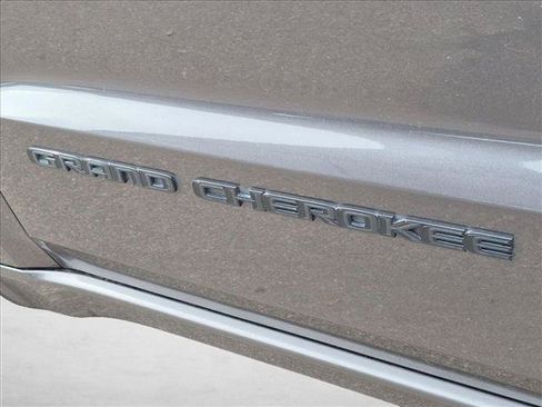 Used 2019 Jeep Grand Cherokee Altitude AWD/4WD image 9