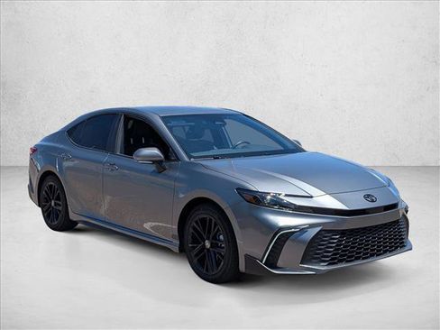 Used 2025 Toyota Camry SE FWD image 3