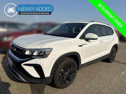 Used 2023 Volkswagen Taos SE w/ Panoramic Sunroof Package