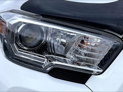 Used 2019 Toyota Tacoma TRD Off-Road image 31