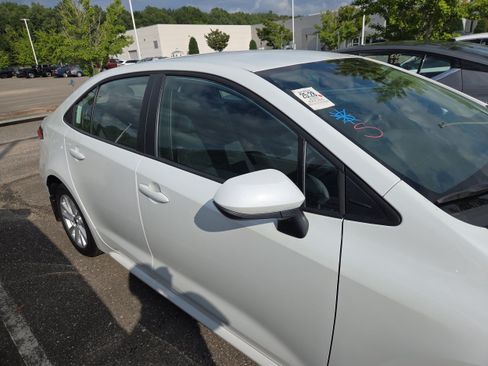 Used 2026 Toyota Corolla LE w/ LE Premium Package FWD image 2