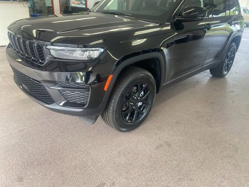 New 2025 Jeep Grand Cherokee 4WD image 6