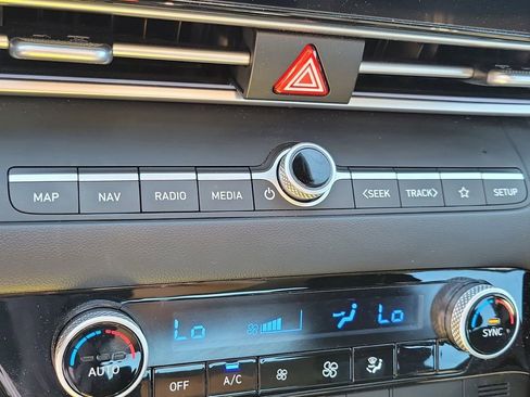 Used 2024 Hyundai Elantra SEL image 25