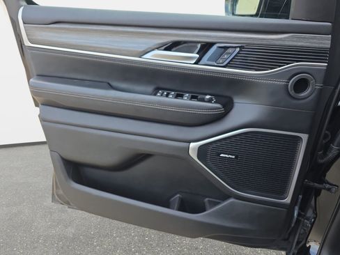 Used 2024 Jeep Wagoneer L Series II RWD image 25