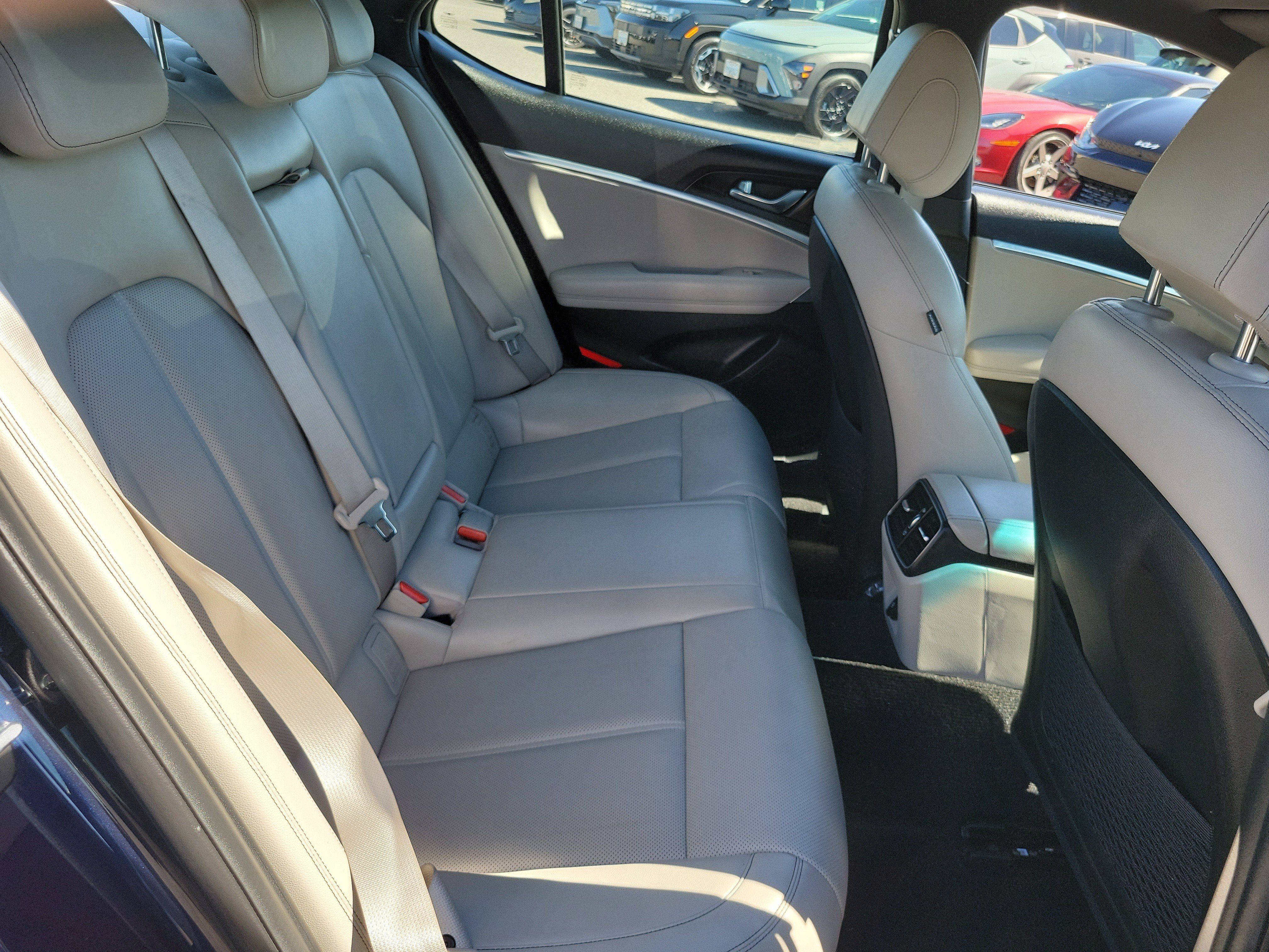 Certified 2023 Genesis G70 2.0T RWD image 23