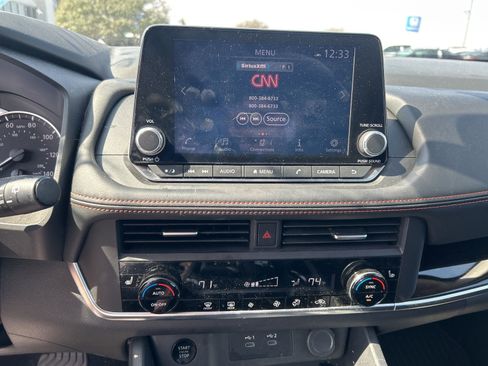 Used 2025 Nissan Rogue SV image 17