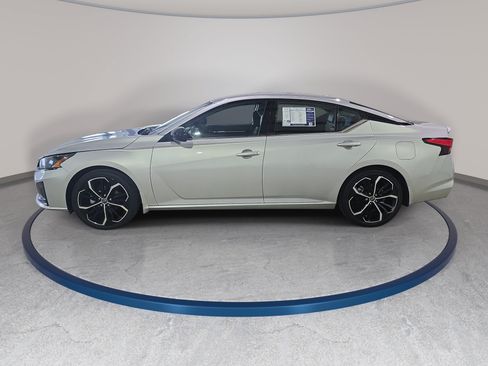 Used 2023 Nissan Altima 2.5 SR FWD image 9