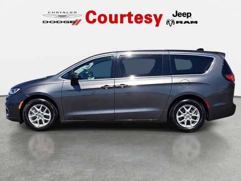Certified 2023 Chrysler Pacifica Touring-L FWD image 7