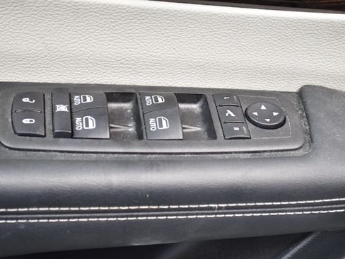 Used 2023 Chrysler Pacifica Touring-L w/ Uconnect Theater Family Group FWD image 18