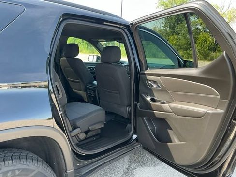 Used 2023 Chevrolet Traverse LT FWD image 18
