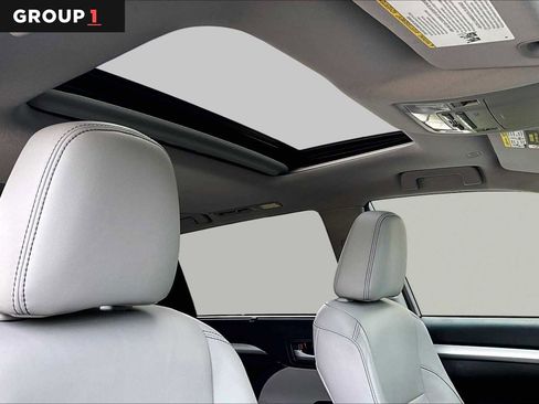 Used 2018 Toyota Highlander XLE w/ Carpet Mat Package (TMS) AWD/4WD image 14