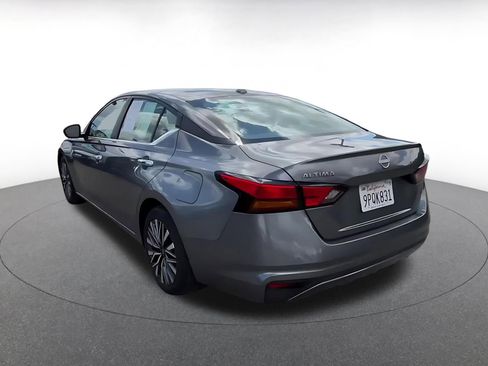 Used 2025 Nissan Altima 2.5 SV FWD image 11