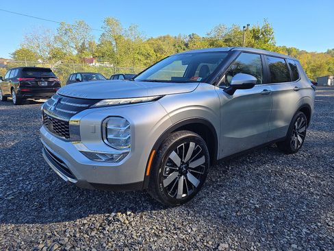 New 2025 Mitsubishi Outlander SE image 9